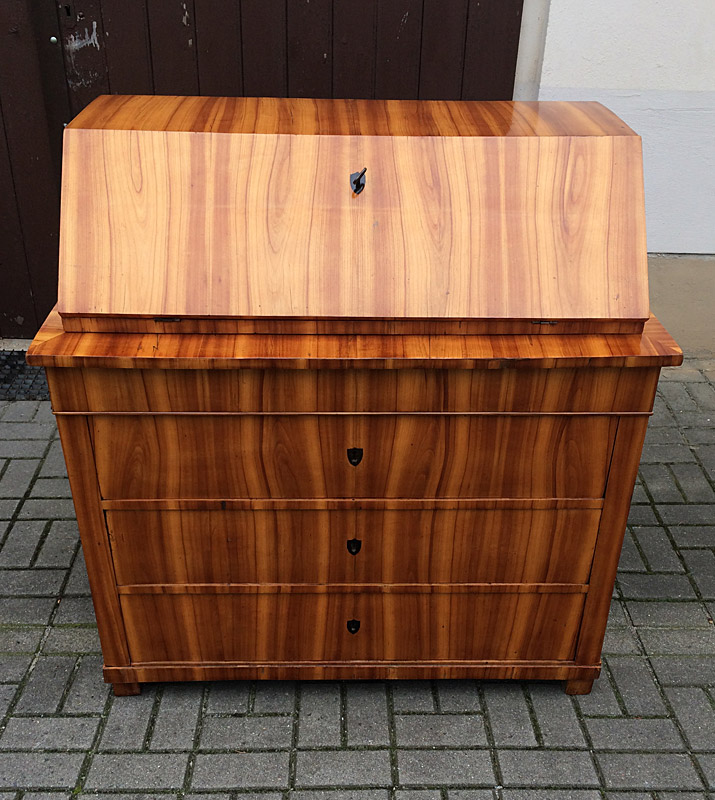 Antikcenter Königs-Wusterhausen | Antike Möbel in Brandenburg - Kommoden